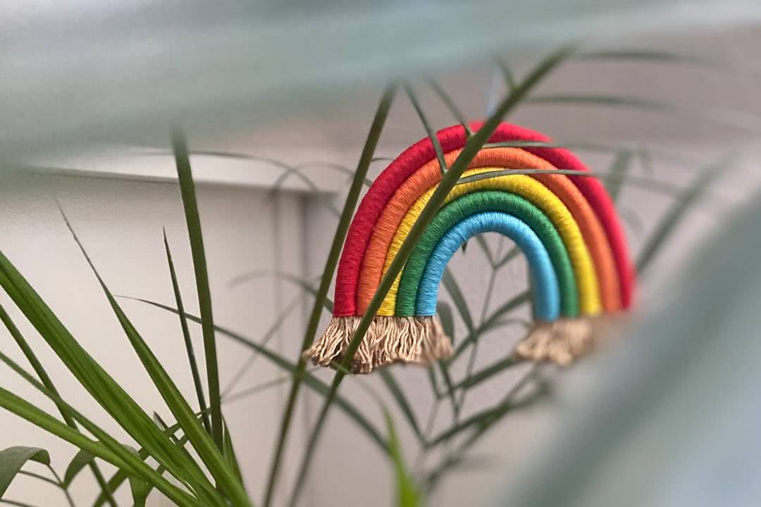 Ein DIY Makramee-Regenbogen