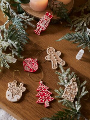 Vertbaudet 6er-Set weihnachtliche Deko-Anhänger in Lebkuchen-Optik